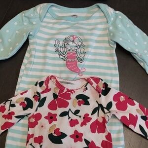 Girls footed mermaid sleeper. 2 Pants 2 onesies, Christmas colors 0-6mon